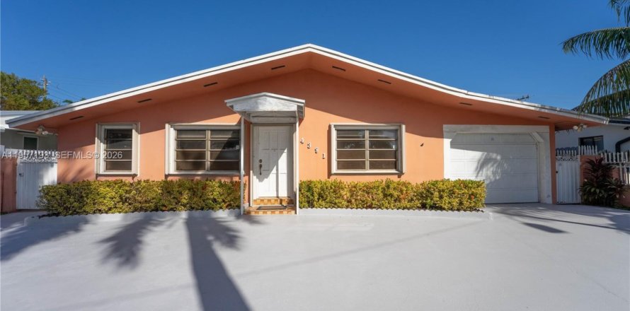 House in Miami, Florida 3 bedrooms, 221.66 sq.m. № 2019783
