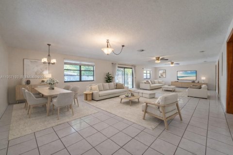 House in Miami, Florida 3 bedrooms, 221.66 sq.m. № 2019783 - photo 7