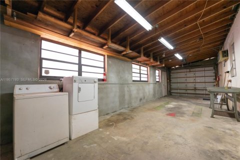 House in Miami, Florida 3 bedrooms, 221.66 sq.m. № 2019783 - photo 21