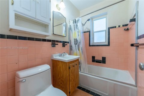 House in Miami, Florida 3 bedrooms, 221.66 sq.m. № 2019783 - photo 17