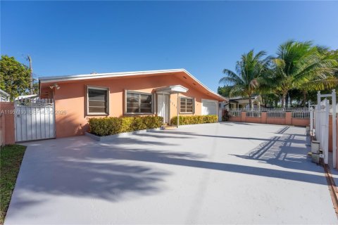 House in Miami, Florida 3 bedrooms, 221.66 sq.m. № 2019783 - photo 28