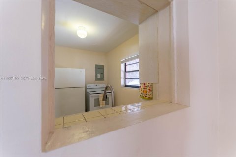 House in Miami, Florida 3 bedrooms, 221.66 sq.m. № 2019783 - photo 11