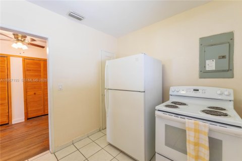 House in Miami, Florida 3 bedrooms, 221.66 sq.m. № 2019783 - photo 13