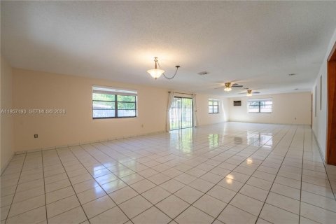 House in Miami, Florida 3 bedrooms, 221.66 sq.m. № 2019783 - photo 8