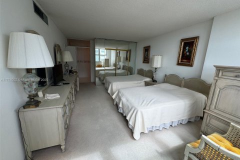 Condo in Surfside, Florida, 2 bedrooms  № 1735879 - photo 13