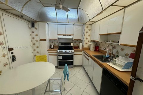 Condo in Surfside, Florida, 2 bedrooms  № 1735879 - photo 6