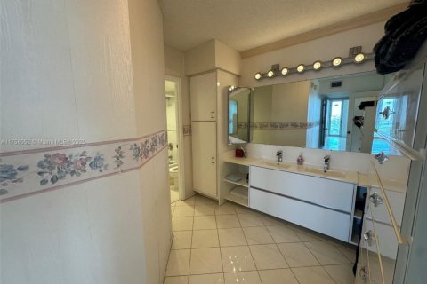 Condo in Surfside, Florida, 2 bedrooms  № 1735879 - photo 15