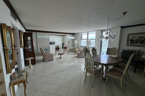Condo in Surfside, Florida, 2 bedrooms  № 1735879 - photo 7