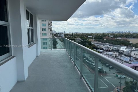 Condo in Surfside, Florida, 2 bedrooms  № 1735879 - photo 18