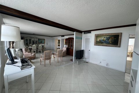 Condo in Surfside, Florida, 2 bedrooms  № 1735879 - photo 9