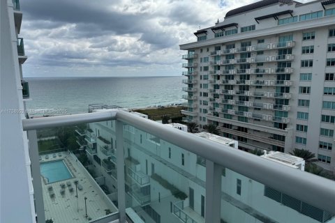 Condo in Surfside, Florida, 2 bedrooms  № 1735879 - photo 17