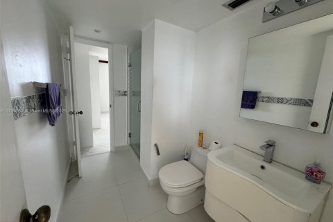 Condo in Surfside, Florida, 2 bedrooms  № 1735879 - photo 10