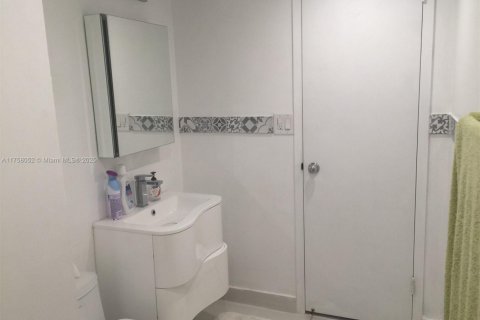 Condo in Surfside, Florida, 2 bedrooms  № 1735879 - photo 11