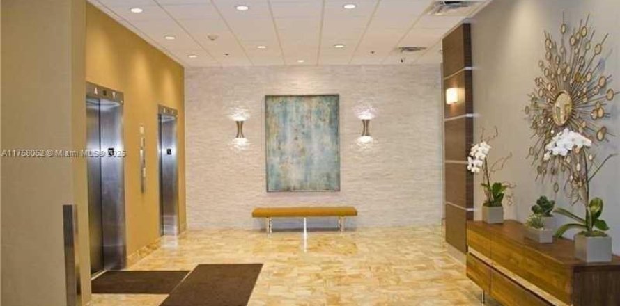 Condo in Surfside, Florida, 2 bedrooms № 1735879