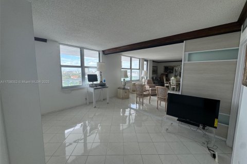 Condo in Surfside, Florida, 2 bedrooms  № 1735879 - photo 8
