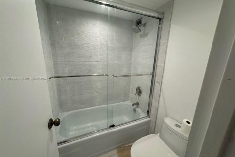 Condo in Surfside, Florida, 2 bedrooms  № 1735879 - photo 16