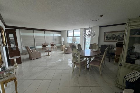 Condo in Surfside, Florida, 2 bedrooms  № 1735879 - photo 4
