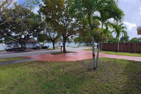 House in Miami Gardens, Florida 4 bedrooms, 134.24 sq.m. № 1989954 - photo 8