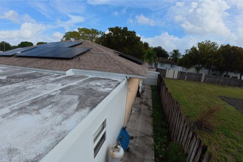 House in Miami Gardens, Florida 4 bedrooms, 134.24 sq.m. № 1989954 - photo 11