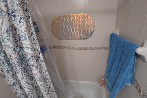 House in Miami Gardens, Florida 4 bedrooms, 134.24 sq.m. № 1989954 - photo 29