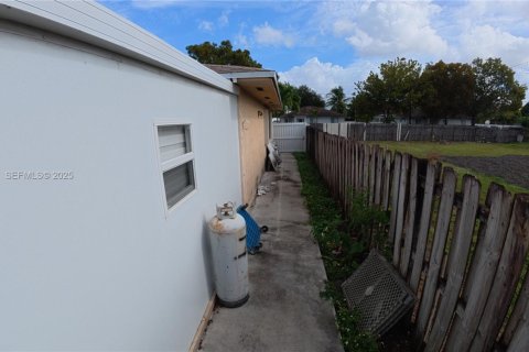 House in Miami Gardens, Florida 4 bedrooms, 134.24 sq.m. № 1989954 - photo 12