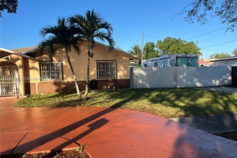 Casa en venta en Miami Gardens, Florida, 4 dormitorios, 134.24 m2 № 1989954 - foto 2