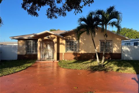 Casa en venta en Miami Gardens, Florida, 4 dormitorios, 134.24 m2 № 1989954 - foto 1