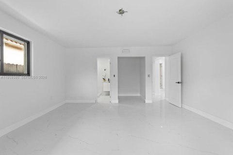 Villa ou maison à vendre à Miami, Floride: 4 chambres, 187.94 m2 № 1996971 - photo 16