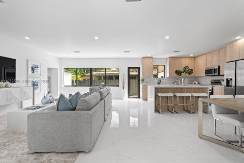 Villa ou maison à vendre à Miami, Floride: 4 chambres, 187.94 m2 № 1996971 - photo 4