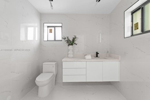 Villa ou maison à vendre à Miami, Floride: 4 chambres, 187.94 m2 № 1996971 - photo 15
