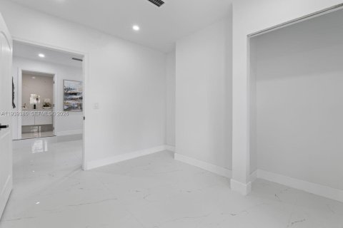 Villa ou maison à vendre à Miami, Floride: 4 chambres, 187.94 m2 № 1996971 - photo 19