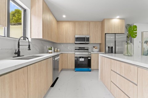 Villa ou maison à vendre à Miami, Floride: 4 chambres, 187.94 m2 № 1996971 - photo 10