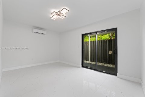 Villa ou maison à vendre à Miami, Floride: 4 chambres, 187.94 m2 № 1996971 - photo 18