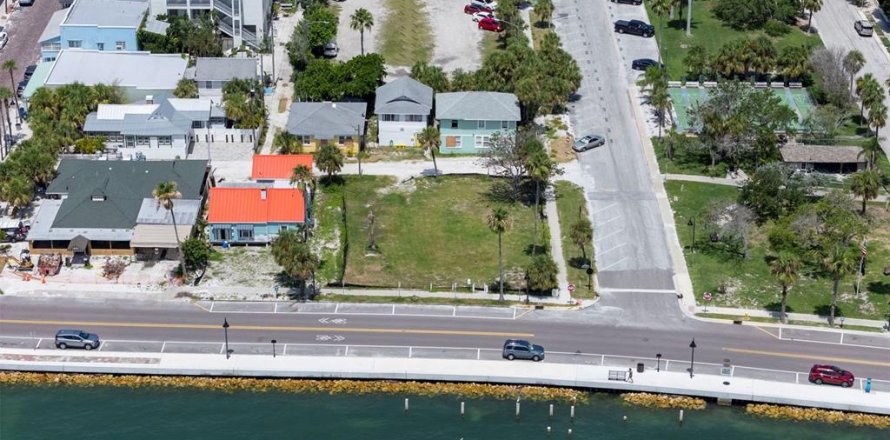 Commercial property in Saint Pete Beach, Florida № 1876891