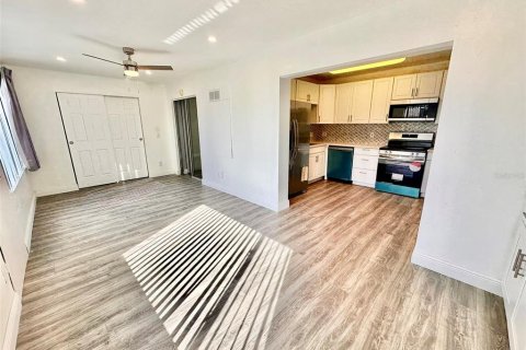 Condo in Clearwater, Florida, 2 bedrooms № 2140030 - photo 13