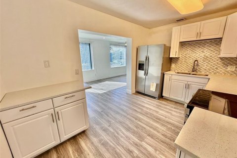 Condo in Clearwater, Florida, 2 bedrooms № 2140030 - photo 11