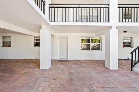 Commercial property in Saint Petersburg, Florida 740.99 sq.m. № 2197020 - photo 6