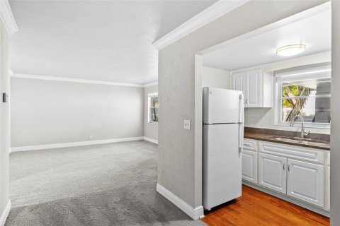 Commercial property in Saint Petersburg, Florida 740.99 sq.m. № 2197020 - photo 13