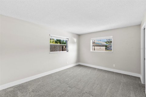 Commercial property in Saint Petersburg, Florida 740.99 sq.m. № 2197020 - photo 12