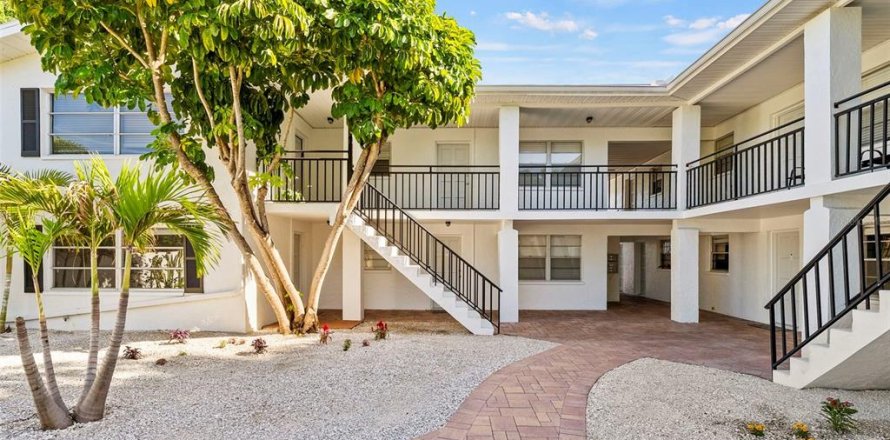 Commercial property in Saint Petersburg, Florida 740.99 sq.m. № 2197020