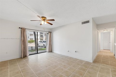 Condo in Hialeah, Florida, 2 bedrooms  № 1953743 - photo 1