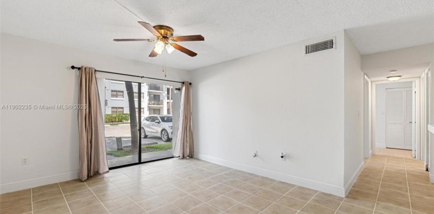 Condo in Hialeah, Florida, 2 bedrooms  № 1953743