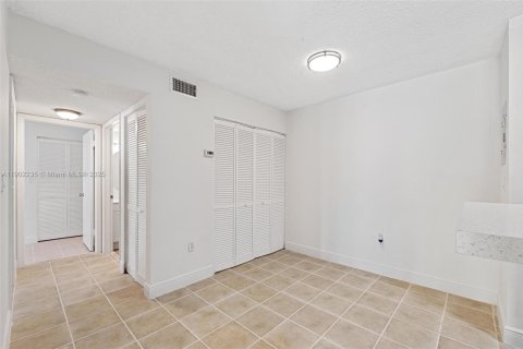 Condo in Hialeah, Florida, 2 bedrooms  № 1953743 - photo 4