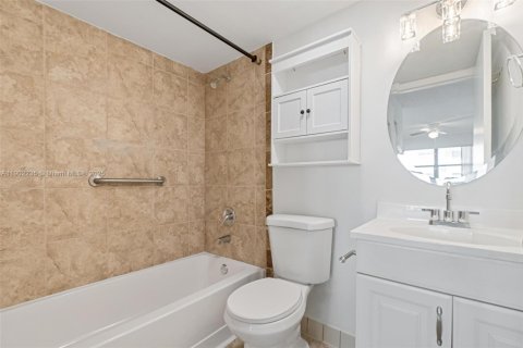 Condo in Hialeah, Florida, 2 bedrooms  № 1953743 - photo 15