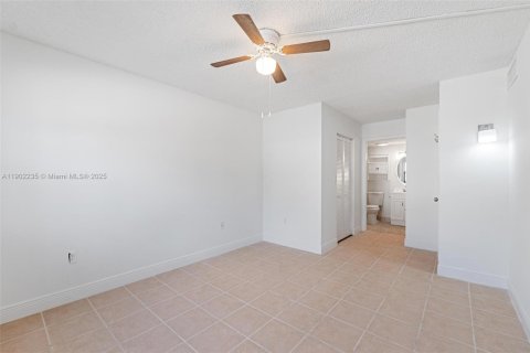Condo in Hialeah, Florida, 2 bedrooms  № 1953743 - photo 12