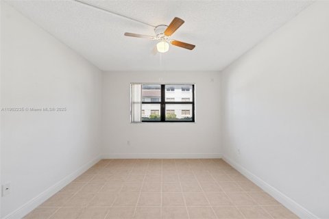 Condo in Hialeah, Florida, 2 bedrooms  № 1953743 - photo 11
