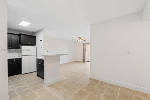 Condo in Hialeah, Florida, 2 bedrooms  № 1953743 - photo 5
