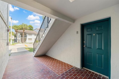 Condo in Hialeah, Florida, 2 bedrooms  № 1953743 - photo 19