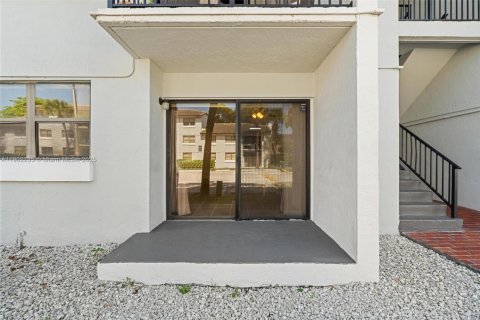 Condo in Hialeah, Florida, 2 bedrooms  № 1953743 - photo 18