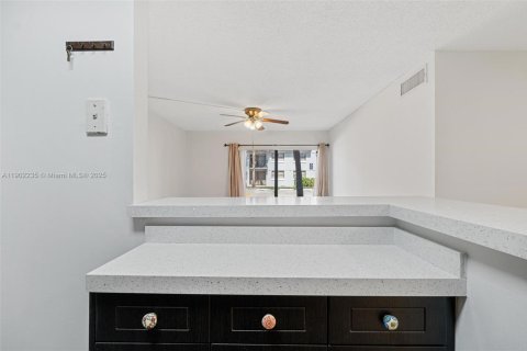 Condo in Hialeah, Florida, 2 bedrooms  № 1953743 - photo 8
